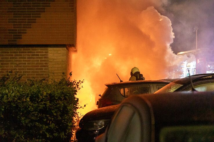 Meerdere auto's stonden in brand op de parkeerplaats aan de Zijpe. - Foto: Ruben Meinten