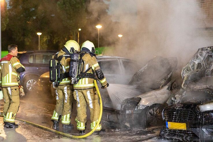 Opnieuw gaan auto’s in vlammen op in noorden van Zwolle - Foto: Ruben Meinten