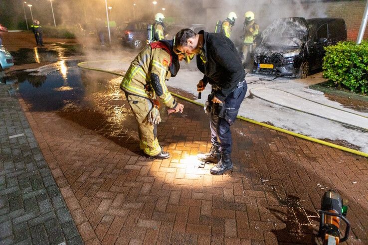 Opnieuw gaan auto’s in vlammen op in noorden van Zwolle - Foto: Ruben Meinten