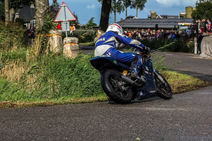 In beeld: Klassieke motoren scheuren door kerkdorp onder de rook van Zwolle - Foto: Pascal Winter