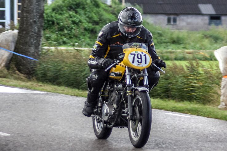 In beeld: Klassieke motoren scheuren door kerkdorp onder de rook van Zwolle - Foto: Pascal Winter