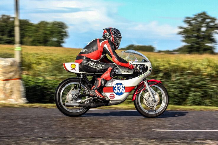 In beeld: Klassieke motoren scheuren door kerkdorp onder de rook van Zwolle - Foto: Pascal Winter