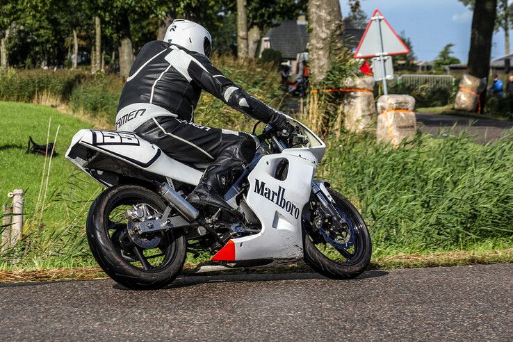 In beeld: Klassieke motoren scheuren door kerkdorp onder de rook van Zwolle - Foto: Pascal Winter