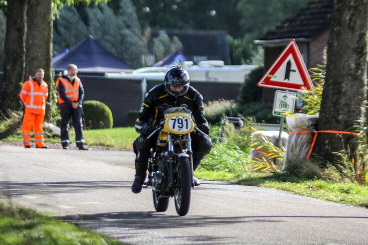 In beeld: Klassieke motoren scheuren door kerkdorp onder de rook van Zwolle - Foto: Pascal Winter