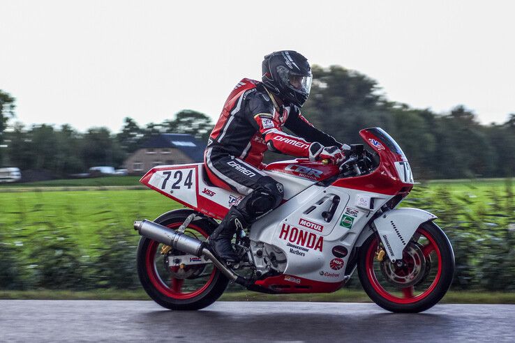 In beeld: Klassieke motoren scheuren door kerkdorp onder de rook van Zwolle - Foto: Pascal Winter