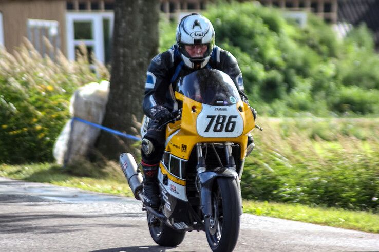 In beeld: Klassieke motoren scheuren door kerkdorp onder de rook van Zwolle - Foto: Pascal Winter