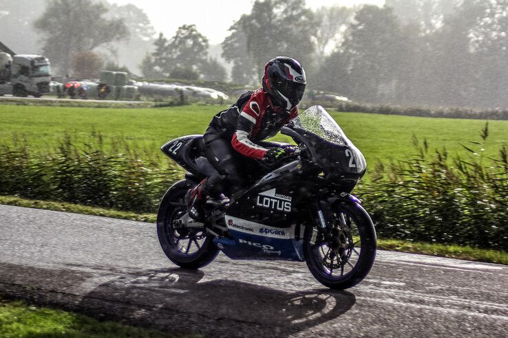 In beeld: Klassieke motoren scheuren door kerkdorp onder de rook van Zwolle - Foto: Pascal Winter