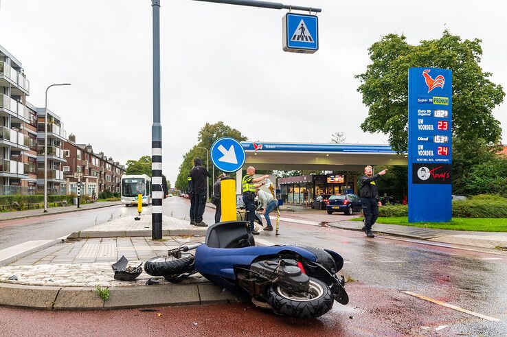 Scooterrijder gelanceerd bij ongeval op Hanekamp - Foto: Peter Denekamp