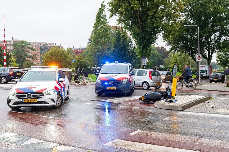 Scooterrijder gelanceerd bij ongeval op Hanekamp - Foto: Peter Denekamp