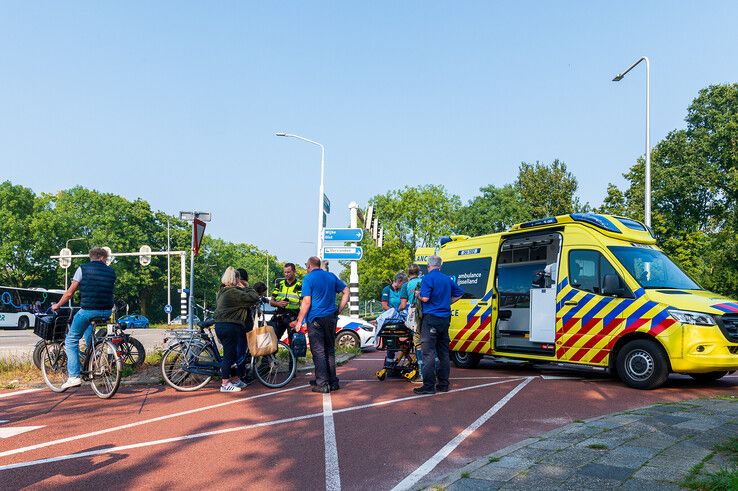 Een fietsster raakte gewond bij een botsing op het fietspad bij de Hortensiastraat en Marsweg. - Foto: Peter Denekamp