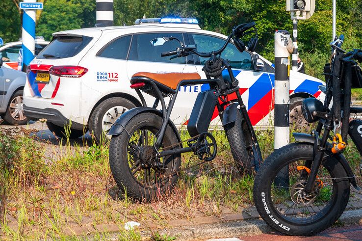 Fietsster gewond naar ziekenhuis na botsing met vrouw op fatbike in Assendorp - Foto: Peter Denekamp