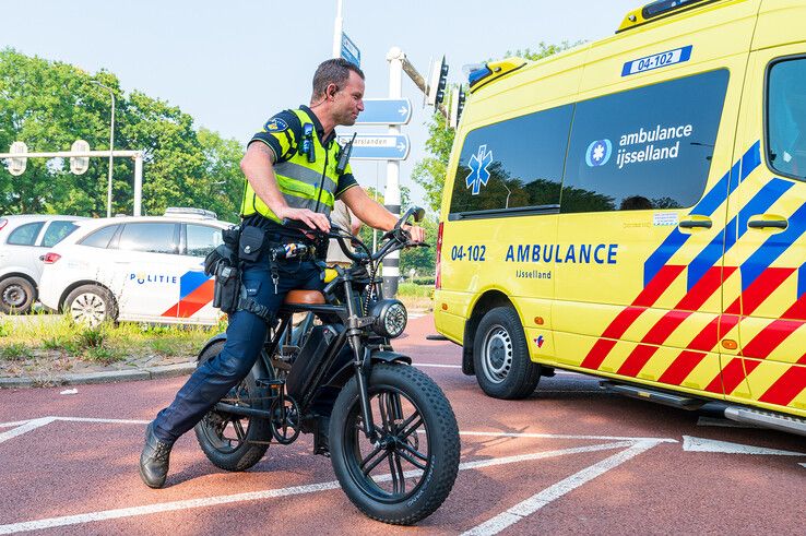 Fietsster gewond naar ziekenhuis na botsing met vrouw op fatbike in Assendorp - Foto: Peter Denekamp