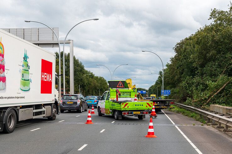 Verkeershinder na kop-staartbotsing op IJsselallee - Foto: Peter Denekamp