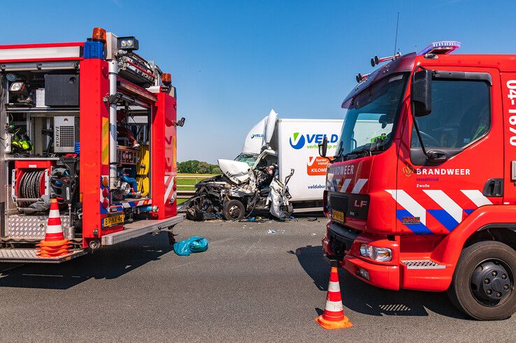 Het ongeval op dinsdag 13 juni 2023 op de IJsselbrug van snelweg A28 bij Zwolle. - Foto: Peter Denekamp