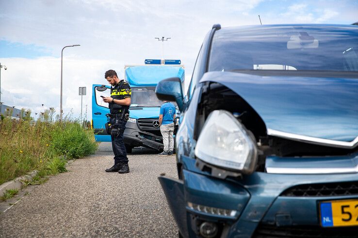 Een bezorgbusje botste achterop een personenauto, die knalde vervolgens op een Tesla. - Foto: Hugo Janssen