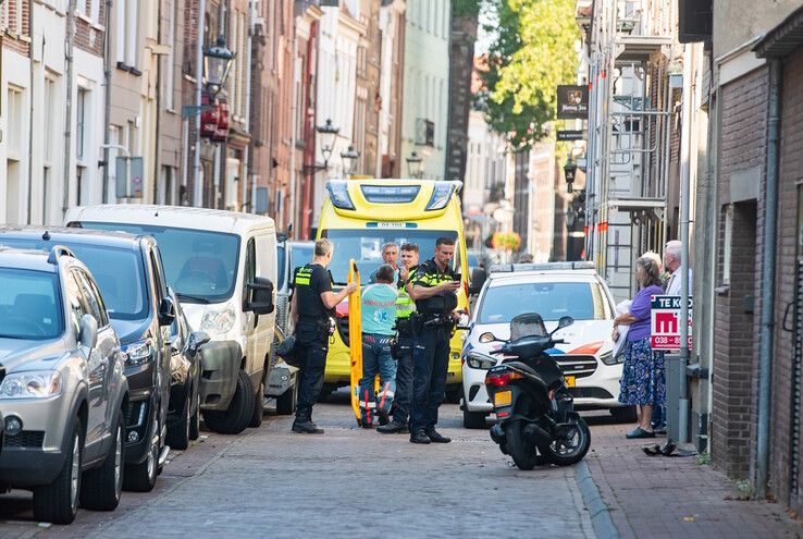 Een scooterrijder ging snoeihard onderuit in de Voorstraat in Kampen. - Foto: Hugo Janssen