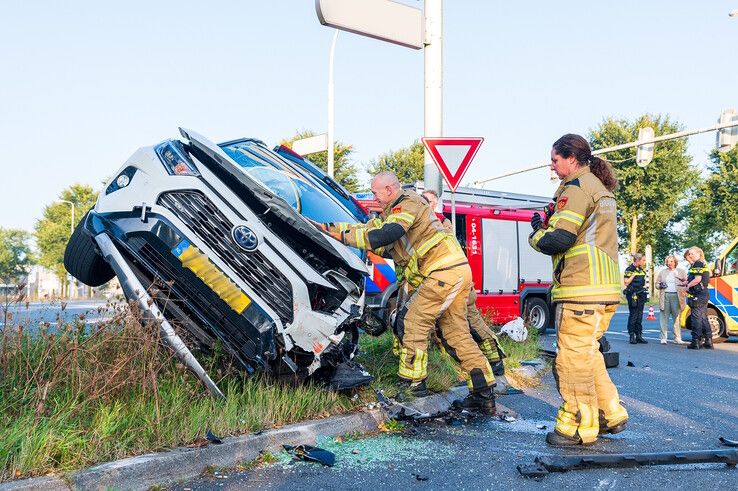 In beeld: Grote ravage na verkeersongeval op Westenholterallee, wonder boven wonder geen gewonden - Foto: Peter Denekamp