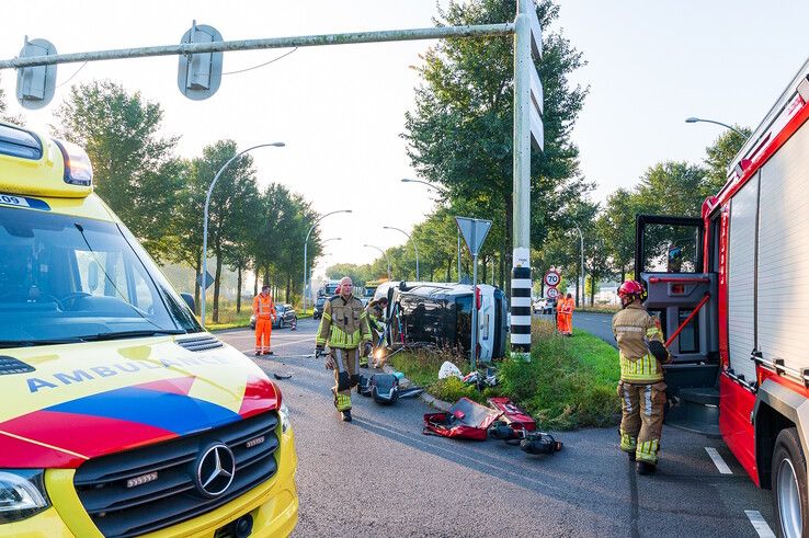 In beeld: Grote ravage na verkeersongeval op Westenholterallee, wonder boven wonder geen gewonden - Foto: Peter Denekamp