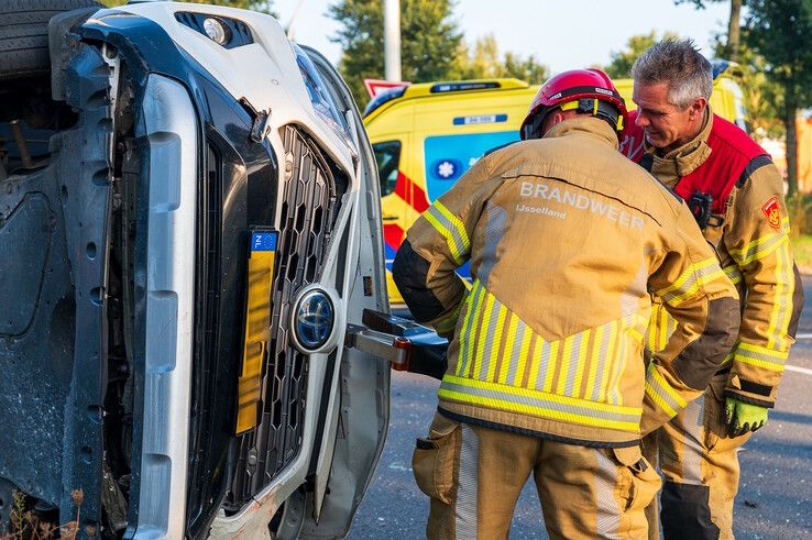 In beeld: Grote ravage na verkeersongeval op Westenholterallee, wonder boven wonder geen gewonden - Foto: Peter Denekamp