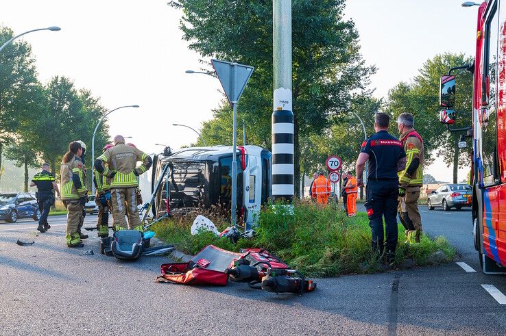 In beeld: Grote ravage na verkeersongeval op Westenholterallee, wonder boven wonder geen gewonden - Foto: Peter Denekamp