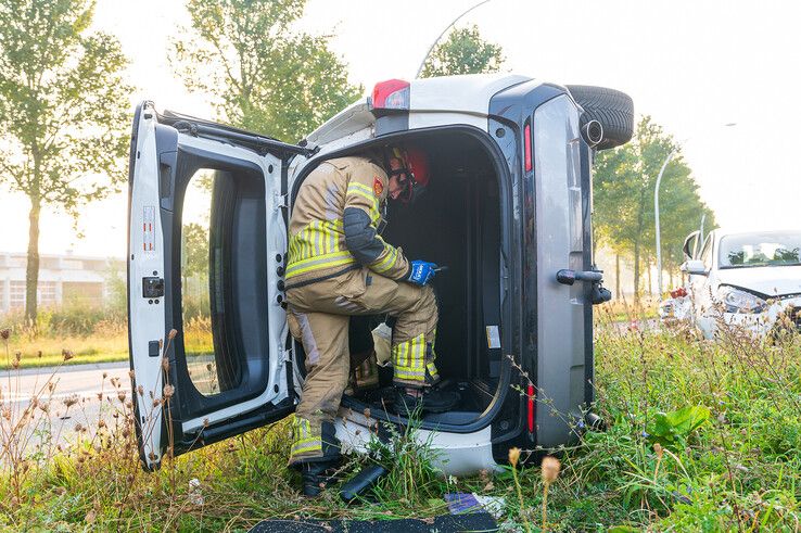 In beeld: Grote ravage na verkeersongeval op Westenholterallee, wonder boven wonder geen gewonden - Foto: Peter Denekamp