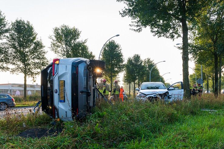 In beeld: Grote ravage na verkeersongeval op Westenholterallee, wonder boven wonder geen gewonden - Foto: Peter Denekamp