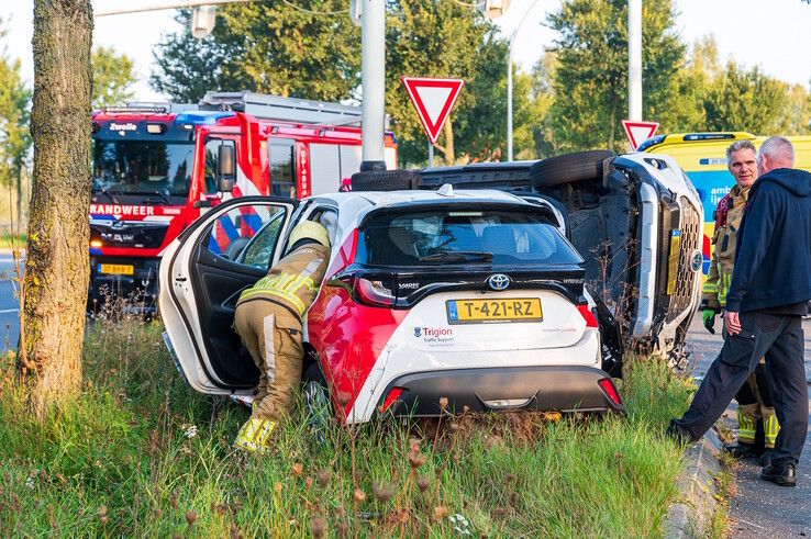 In beeld: Grote ravage na verkeersongeval op Westenholterallee, wonder boven wonder geen gewonden - Foto: Peter Denekamp