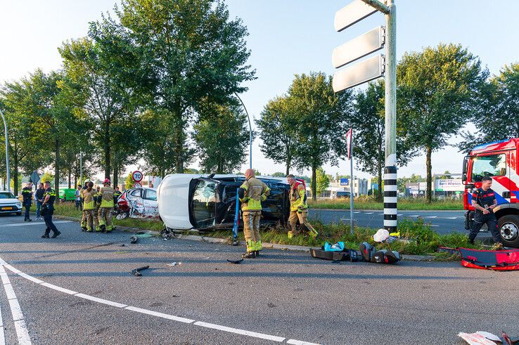 In beeld: Grote ravage na verkeersongeval op Westenholterallee, wonder boven wonder geen gewonden - Foto: Peter Denekamp