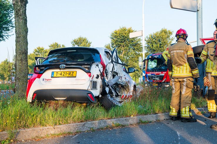 In beeld: Grote ravage na verkeersongeval op Westenholterallee, wonder boven wonder geen gewonden - Foto: Peter Denekamp