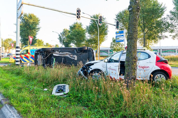 In beeld: Grote ravage na verkeersongeval op Westenholterallee, wonder boven wonder geen gewonden - Foto: Peter Denekamp