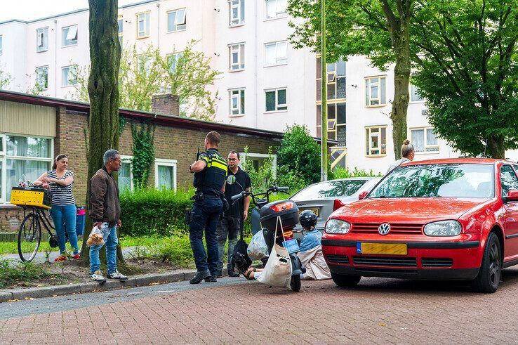 De spookrijdende vrouw kwam met haar scooter ten val op de Zerboltstraat. - Foto: Peter Denekamp