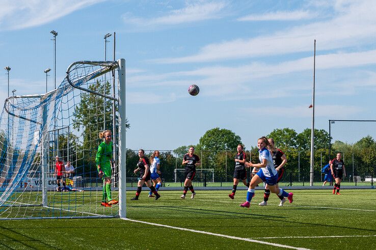 In beeld: ZAC Vrouwen probleemloos langs Go Ahead Kampen - Foto: Peter Denekamp