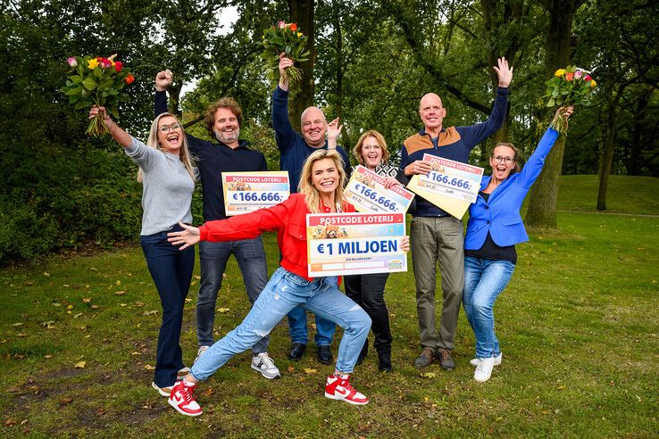 Van links af Rob en Vanessa, Heleen en François en Hemmo en Monique, op de voorgrond Nicolette van Dam.  - Foto: Margot de Heide