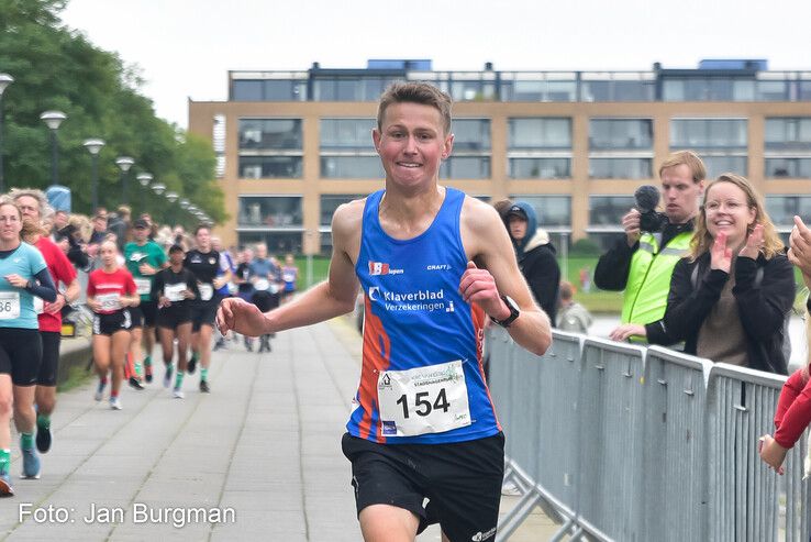 Tim den Besten wint de 10 kilometer bij de mannen. - Foto: Jan Burgman