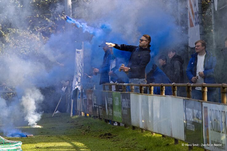 In beeld: Drukbezochte en sfeervolle stadsderby eindigt in remise in Zwolle-Zuid - Foto: Hans Smit