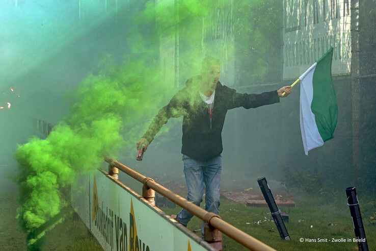 In beeld: Drukbezochte en sfeervolle stadsderby eindigt in remise in Zwolle-Zuid - Foto: Hans Smit