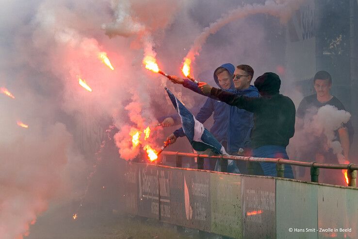 In beeld: Drukbezochte en sfeervolle stadsderby eindigt in remise in Zwolle-Zuid - Foto: Hans Smit