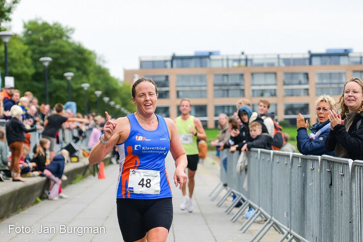 Lieve Tollet eindigt als snelste vrouw op de 10 kilometer. - Foto: Jan Burgman