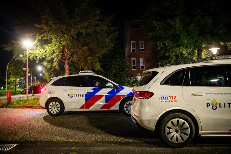 Illegale parkeerder loopt tegen de lamp tijdens grote politieactie in Stadshagen - Foto: Hugo Janssen