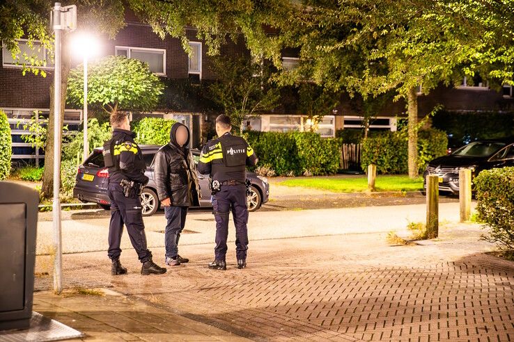 Agenten in kogelwerende vesten bekeuren de illegale parkeerder in Stadshagen. - Foto: Hugo Janssen