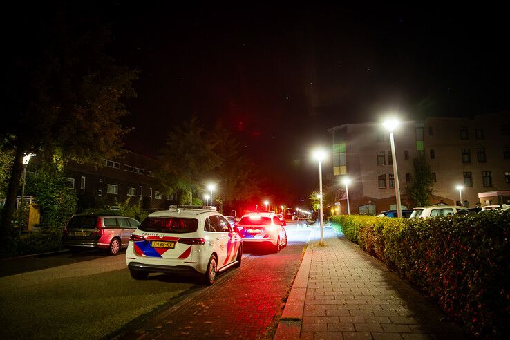 Illegale parkeerder loopt tegen de lamp tijdens grote politieactie in Stadshagen - Foto: Hugo Janssen