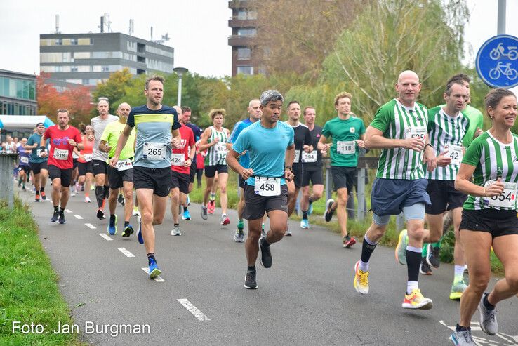 In beeld: BB-loper Tim den Besten wint Stadshagenrun - Foto: Jan Burgman