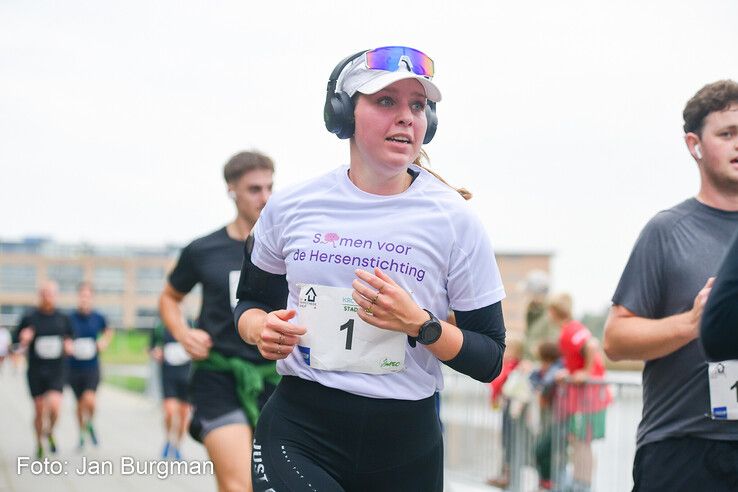 Maaike rent een jaar na haar herseninfarct 10 kilometer door Stadshagen. - Foto: Jan Burgman