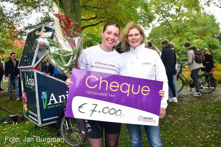 Maaike overhandigt de cheque aan de Hersenstichting. - Foto: Jan Burgman