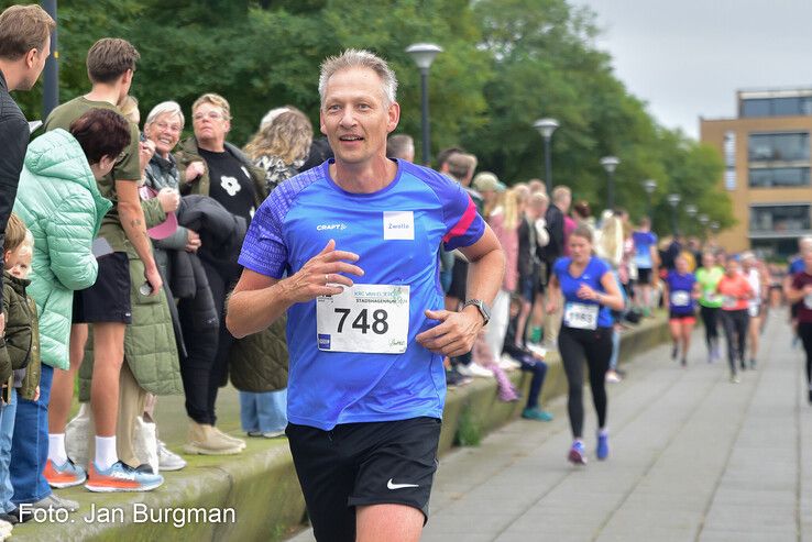 Wethouder Michiel van Willigen zet zijn beste beentje voor. - Foto: Jan Burgman