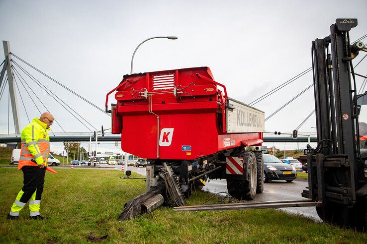 De losgeschoten aanhangwagen op de Hasselterweg. - Foto: Hugo Janssen