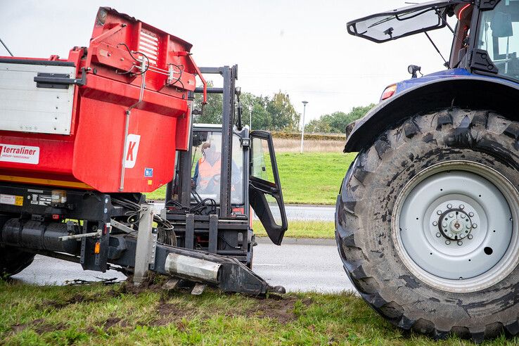 In beeld: Grote aanhangwagen schiet los van tractor op Hasselterweg - Foto: Hugo Janssen