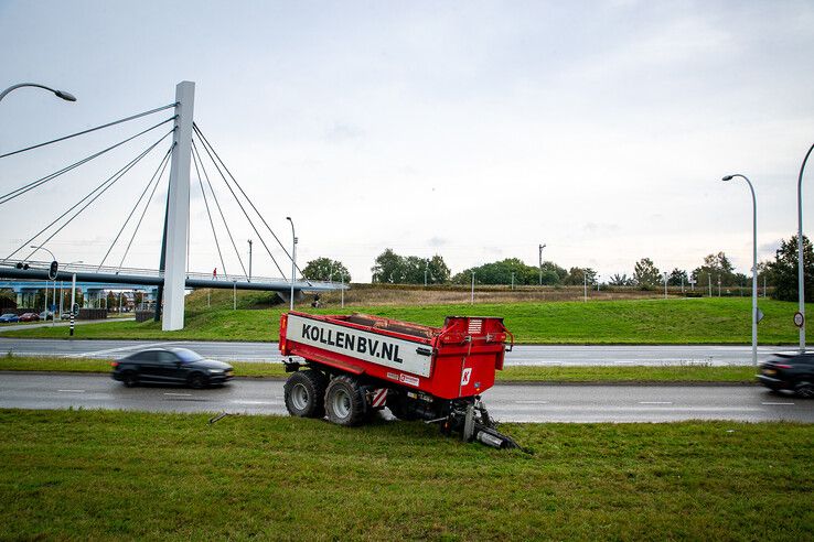 In beeld: Grote aanhangwagen schiet los van tractor op Hasselterweg - Foto: Hugo Janssen