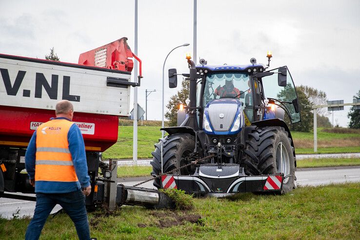 In beeld: Grote aanhangwagen schiet los van tractor op Hasselterweg - Foto: Hugo Janssen