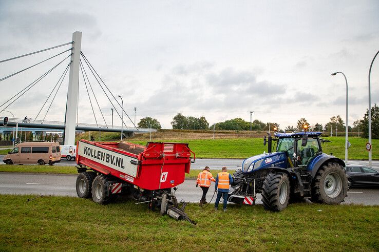 In beeld: Grote aanhangwagen schiet los van tractor op Hasselterweg - Foto: Hugo Janssen